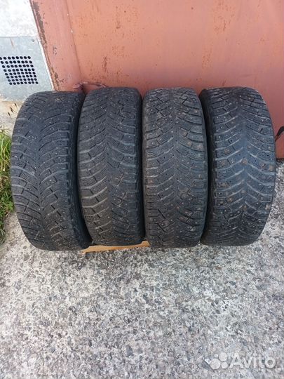 Michelin X-Ice North 4 215/60 R16