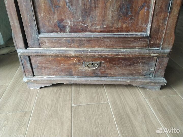Антикварный платяной шкаф