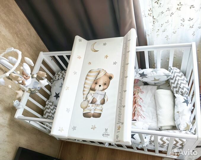 Детская кроватка с маятником