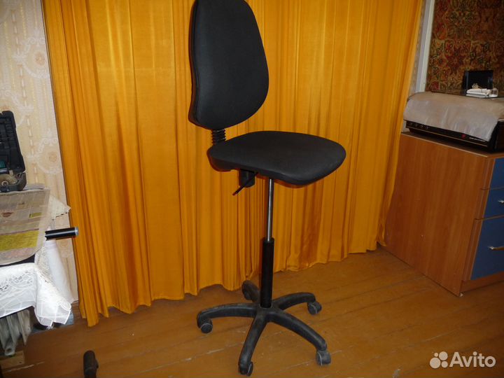 Компьютерное кресло в хорошем состоянии