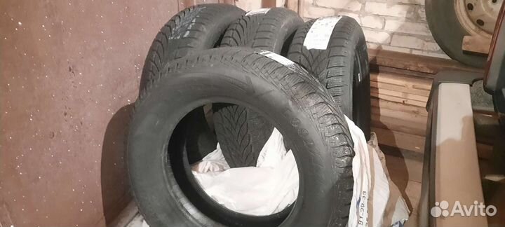 Goodyear UltraGrip Ice 2 215/65 R16 98T