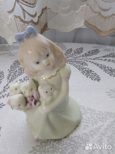 Фарфоровая статуэтка 