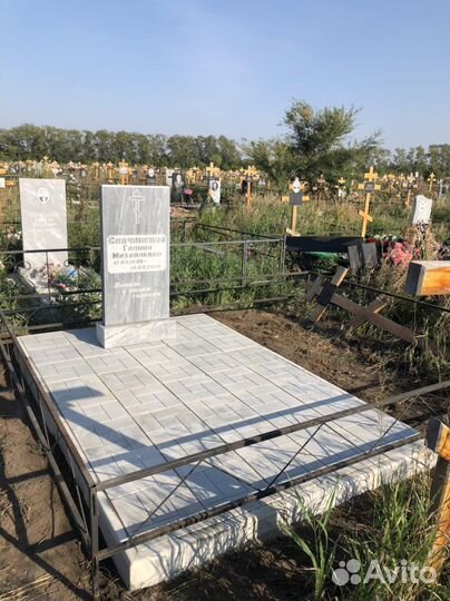 Памятник, тротуарная плитка