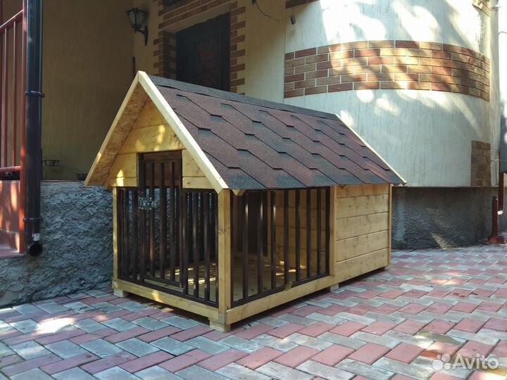 Утепленная будка с двухскатной крышей