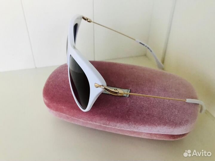 Солнечные очки Miu Miu