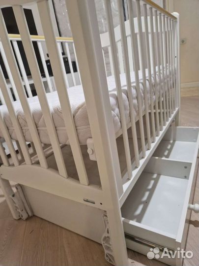 Детская кроватка с поперечным маятником