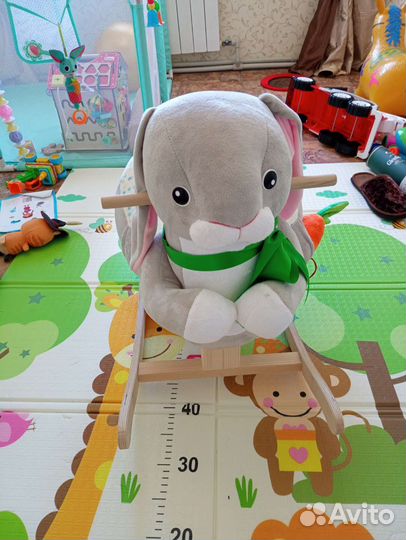 Детская качалка кроля с морковкой