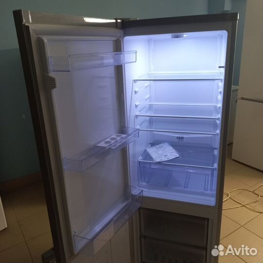 Холодильник с морозильной камерой. Доставка