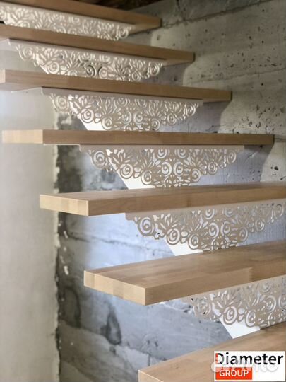 Металлическая лестница с ограждением