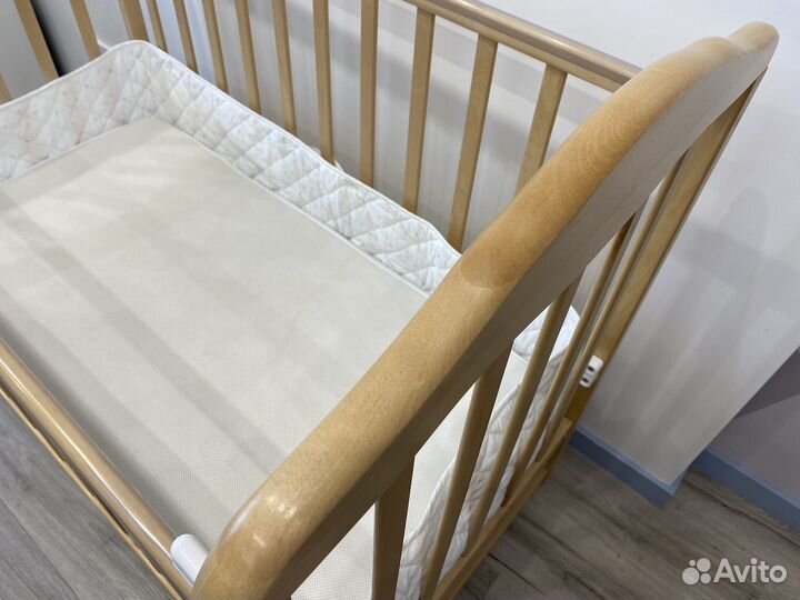 Детская кроватка с маятником