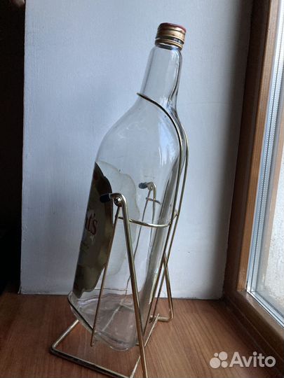 Бутыль из под виски на качелях с дозатором