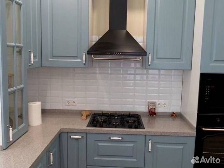 Кухня с каменным островом