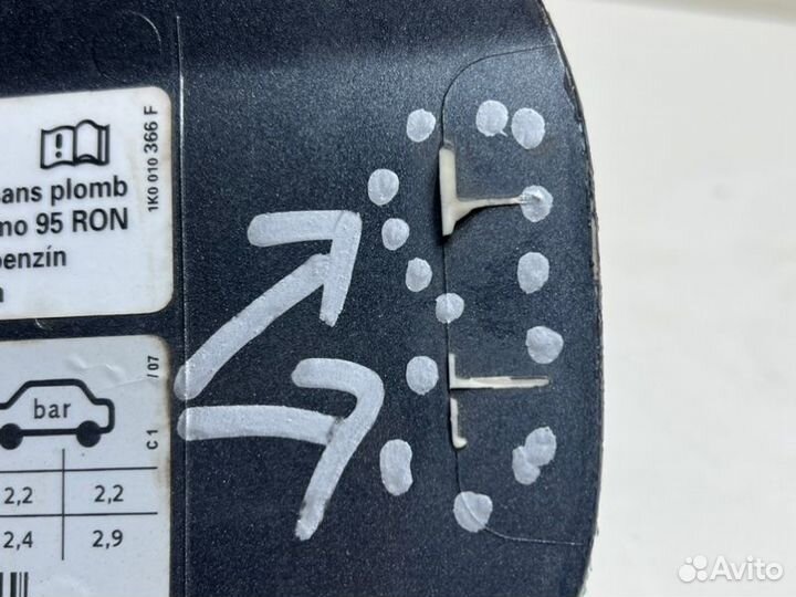 Лючок топливного бака задний Volkswagen Jetta 5