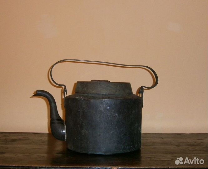 Старинный большой медный чайник