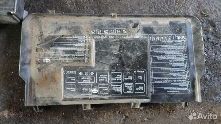 Крышка блока предохранителей Audi 80 B3