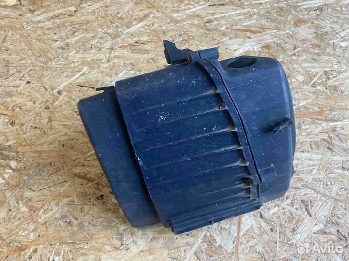 Корпус воздушного фильтра Audi D3 (2002—2005) 4E0