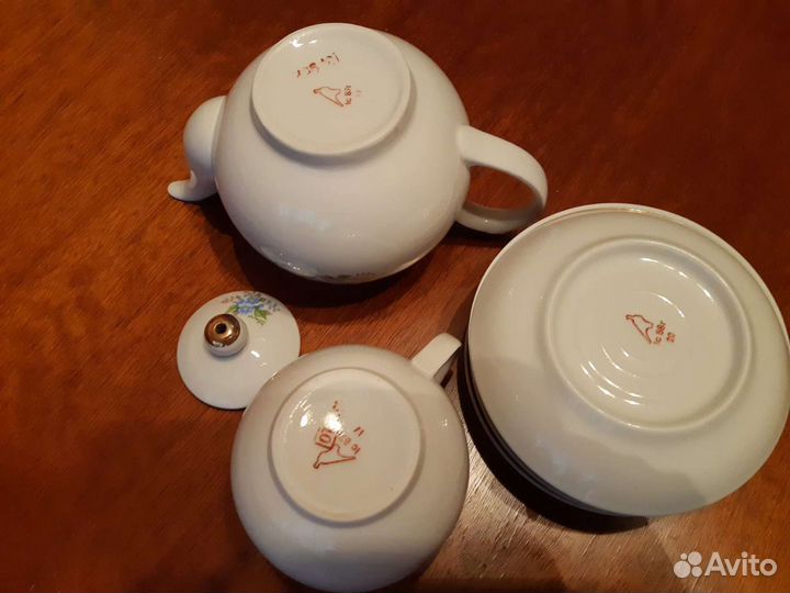 Заварочный чайник и чашечки для кофе