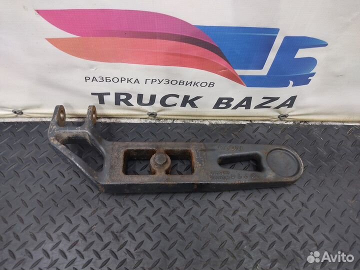 Кронштейн переднего амортизатора нижний левый