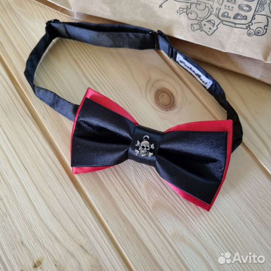 Галстук бабочка с черепом Peeka Boo