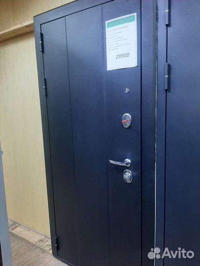 Дверь входная с зеркалом