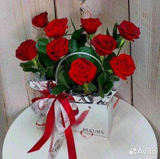 Розы в коробочке с фольгированным шаром