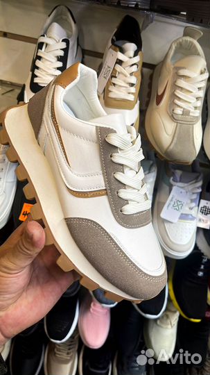 Женские кроссовки