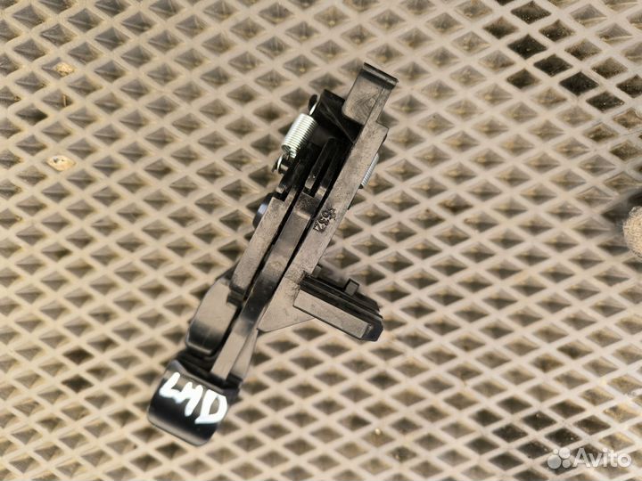 Toyota corolla 120 2003 рычаг открытия багажника