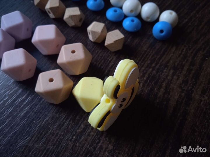 Силиконовые и деревянные бусины. Пуговицы медведь