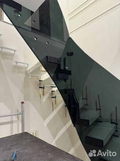 Бескаркасная лестница от производителя