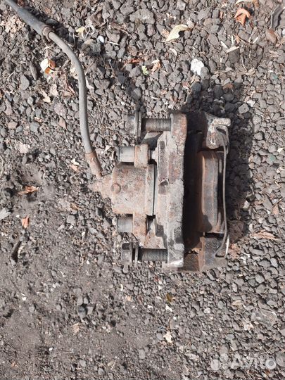 Суппорт передний правый Passat B6 B7 CC Tiguan