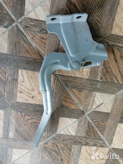 Петля капота правая Nissan Note E12