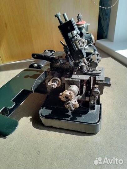 Швейная машинка оверлок