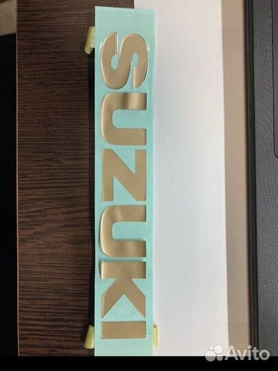 Suzuki 68111-47C10-24G Эмблема на бак