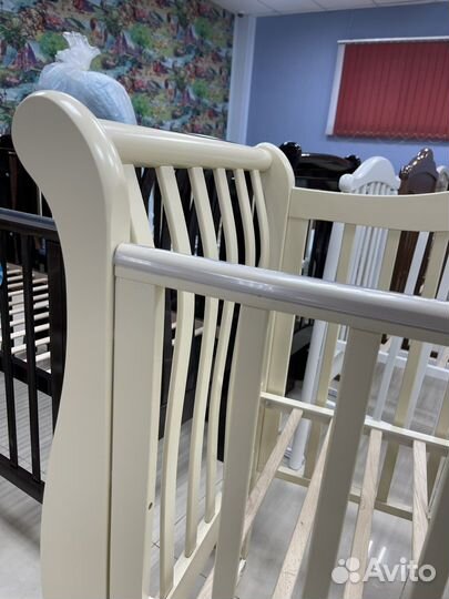 Детская кроватка и комод