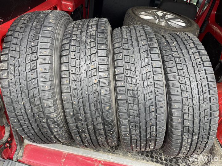 Dunlop SP Winter Ice 01 215/70 R16