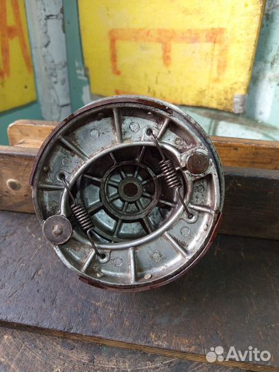 Задний опорник с колодкам мотоцикла Панония