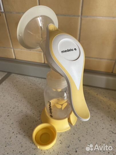 Молокоотсос ручной и контейнеры для молока medela
