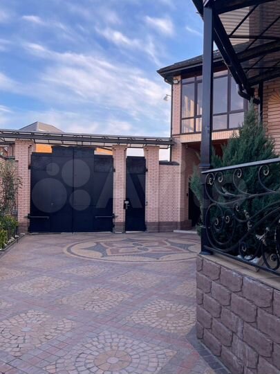 Дом 810 м² на участке 6 сот.