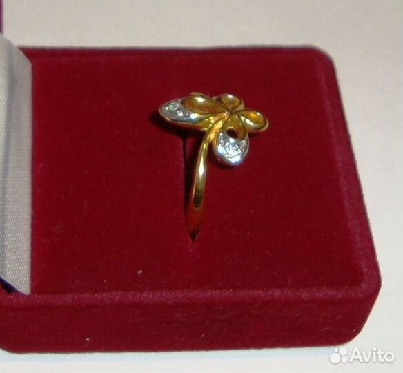 Кольцо с бриллиантом и ещё 3 кольца