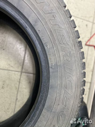 Dunlop SP Winter Ice 01 215/65 R16