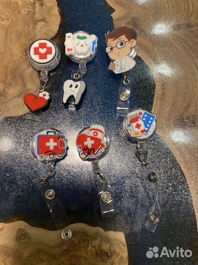 Броши, бейджи, значки