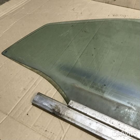 Стекло передней левой двери Mercedes W210