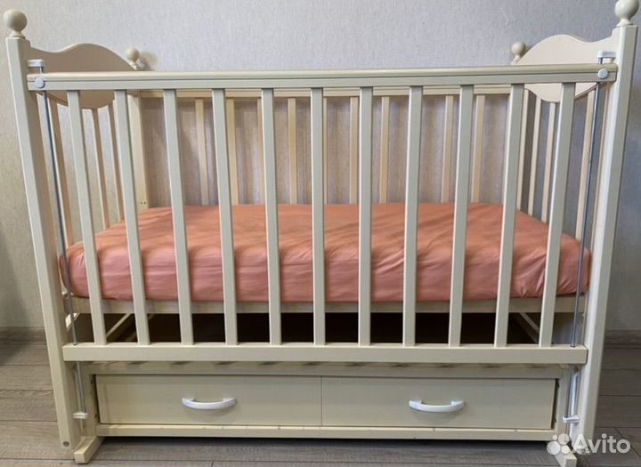 Детская кроватка с маятником и ящиком