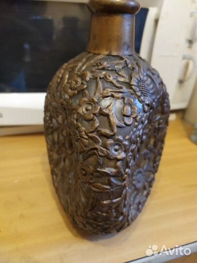 Старинная стеклянная бутыль в металлической оплётк