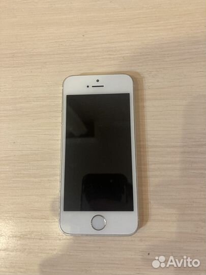 Телефон iPhone se 2016