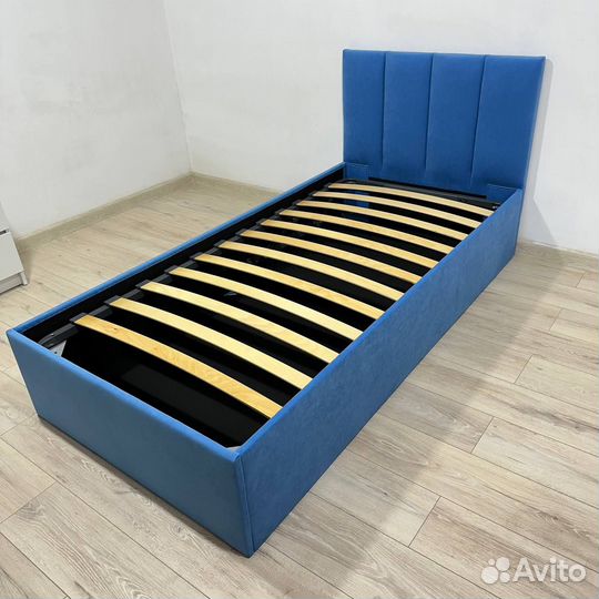 Детская кровать с мягкой спинкой