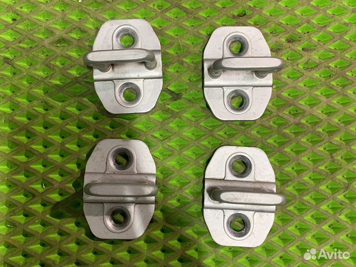 Ответная часть замка двери mercedes w212