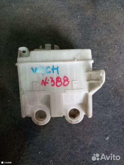 Бачок омывателя на toyota wish ZNE10