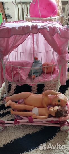 Кровать и куклы