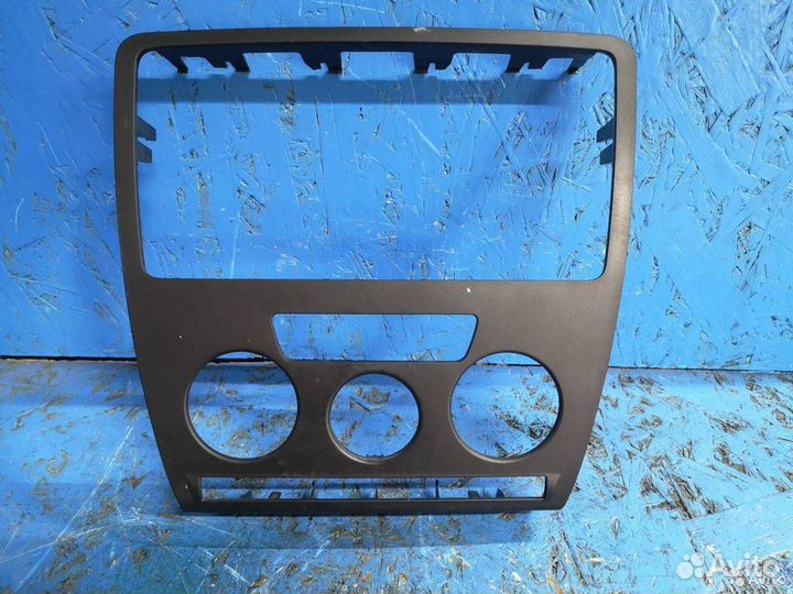 Декоративная накладка торпедо Skoda Octavia 2 (A5)